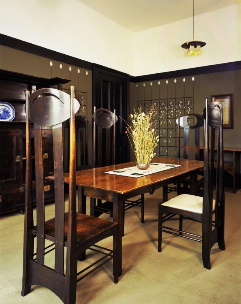 Mackintosh tarafından sade bir iç mekan olarak tasarlanan koyu panelli yemek odası, ilk yüksek arkalıklı sandalye tasarımı - Argyle Street sandalyesi.