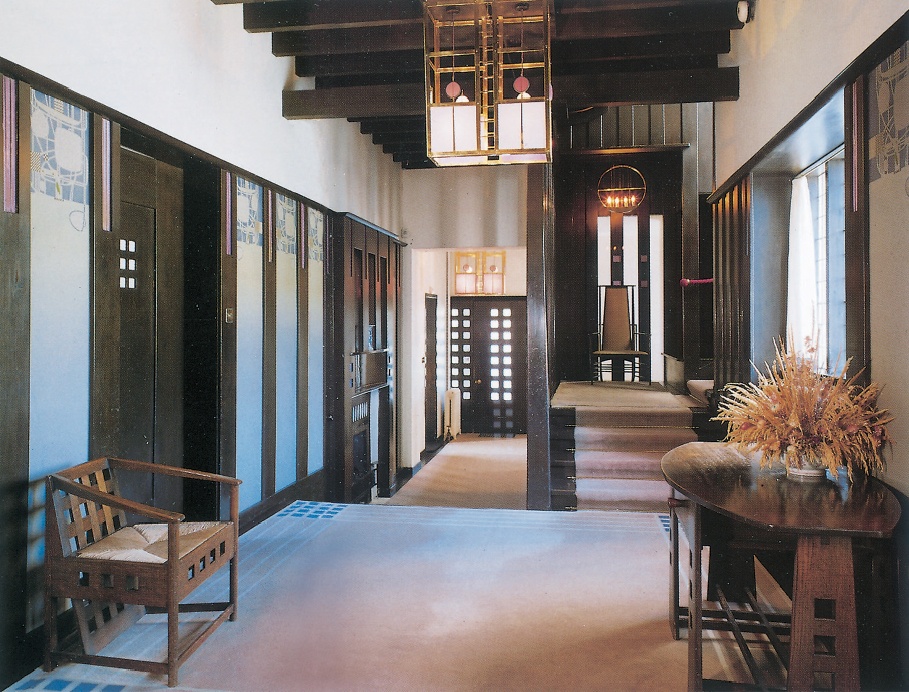 Geniş koridor, The Hill House'a dramatik bir giriş oluşturur.