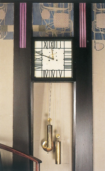 Mackintosh'un ayırt edici saati ve koridorda soyut duvar.