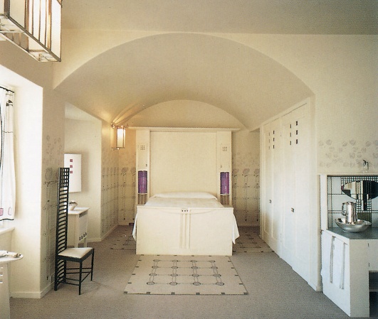 Zarif ana yatak odası. Her mobilya parçası Mackintosh tarafından oda için tasarlanmıştır.