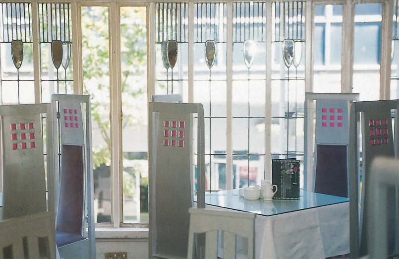 Bugün, ziyaretçilerin hala dinlenip çayın tadını çıkarabilecekleri Willow Tea Rooms'taki Salon de Luxe.