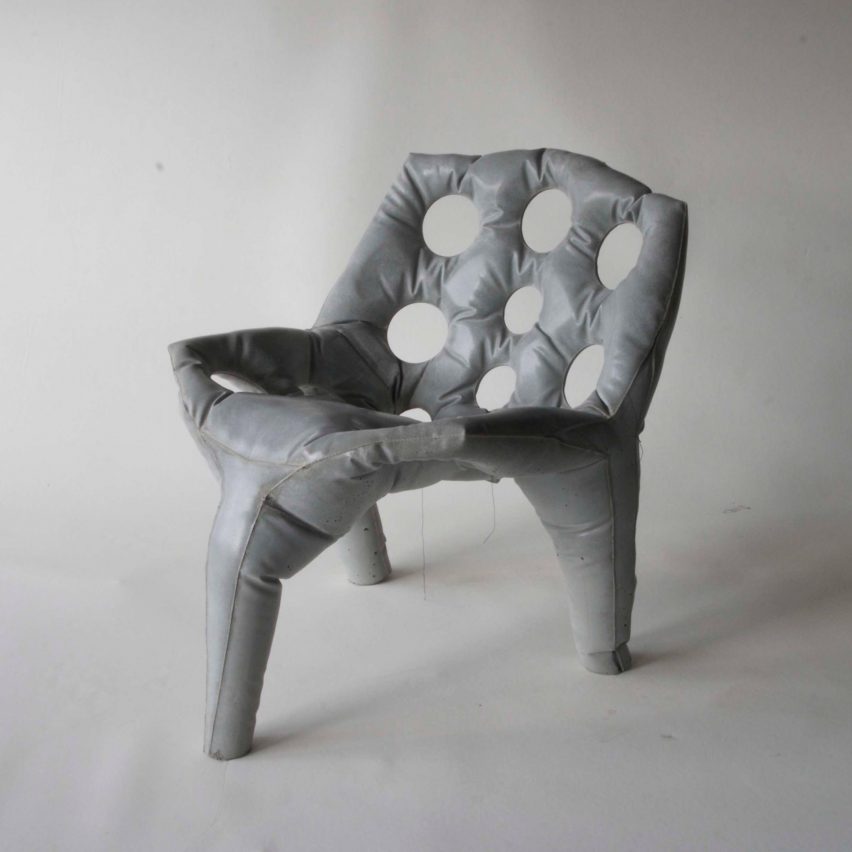 Tejo Remy &amp; René Veenhuizen&#39;in Beton Sandalyesi şişirilmiş gibi görünse de, aslında plastik kaplamanın içine dökülmüş ve çelik çubuklar ve metal liflerle güçlendirilmiş betondan yapılmıştır.