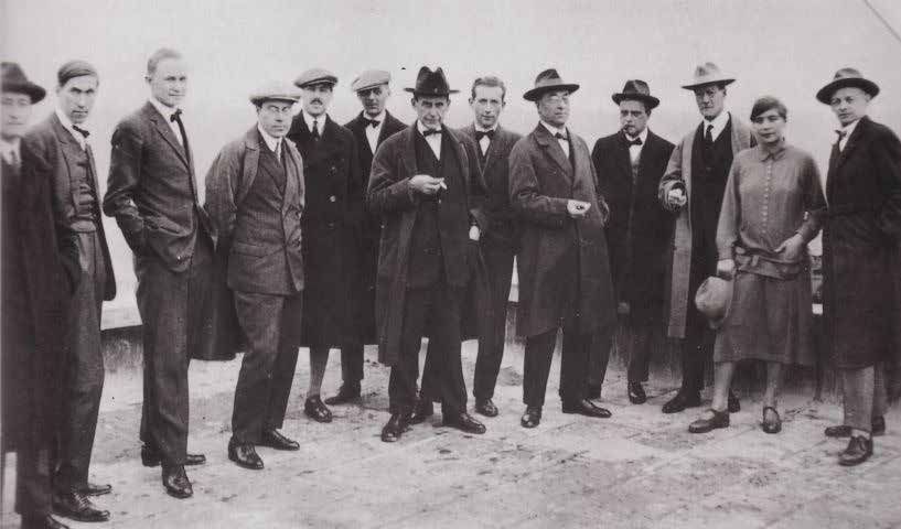  Öğretmenler; Dessau’daki Bauhaus Stüdyo Binasının Çatısında, c1926. L-R: Albers, Scheper, Muche, Moholy-Nagy, Bayer, Schmidt, Gropius, Breuer, Kandinsky, Klee, Feininger, Stölzl, Schlemmer.