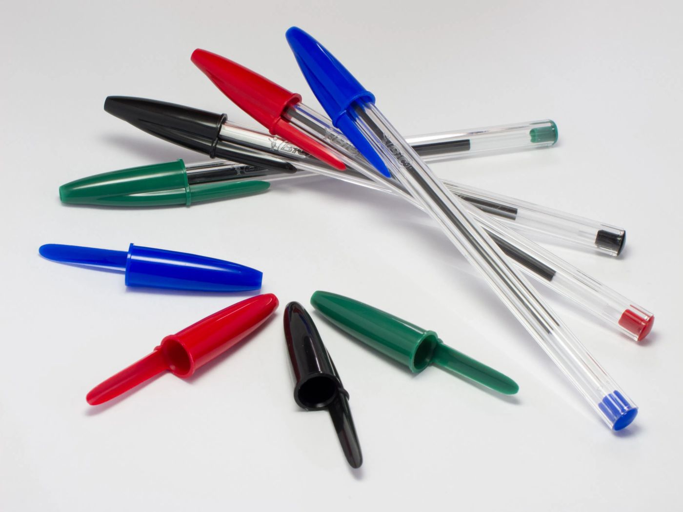 4 BIC kalemi ve kalem kapakları