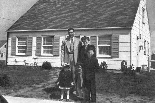 Lewitton, New York, çekirdek aile evin önünde