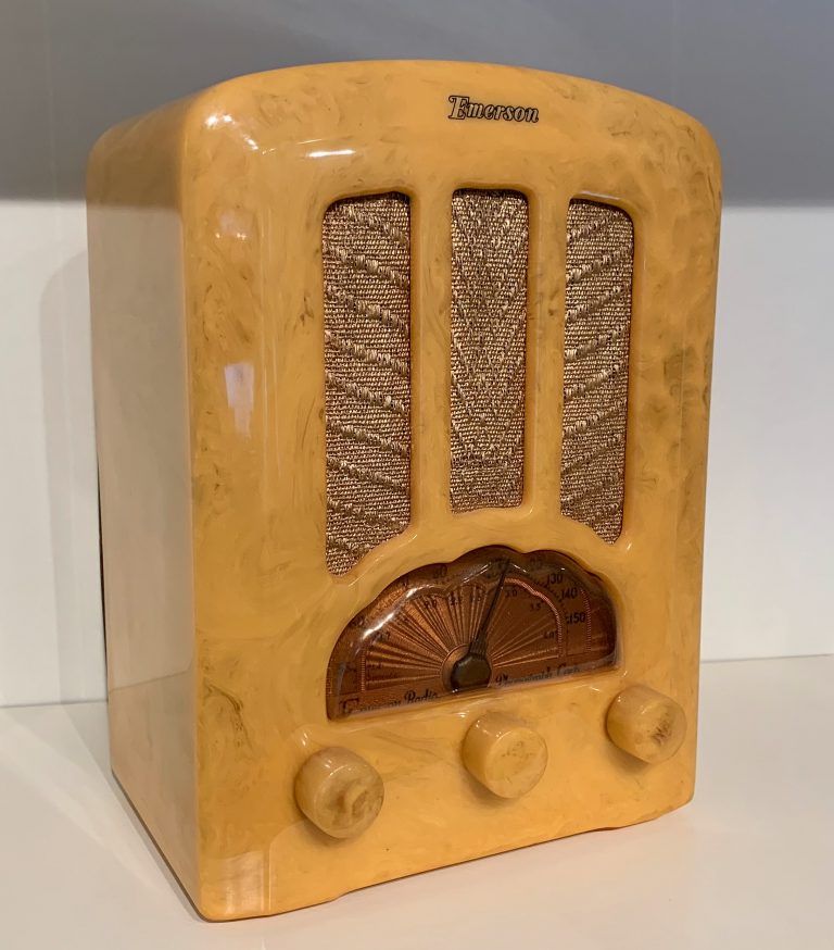 1937 Emerson “Tombstone” Model AU 190 Katalin malzeme radyo