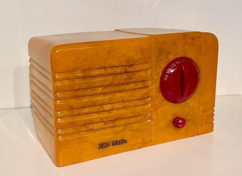 1939 RCA “Little Nipper” Model 9TX4 Katalin malzemeden yapılmış radyo tasarımı