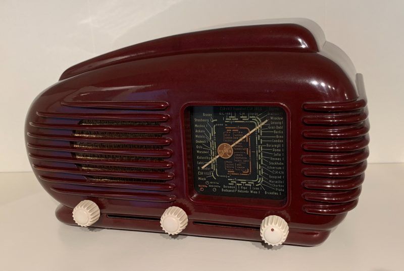 Tesla talisman Model 308U Bakalit malzemeden yapılmış radyo tasarımı.